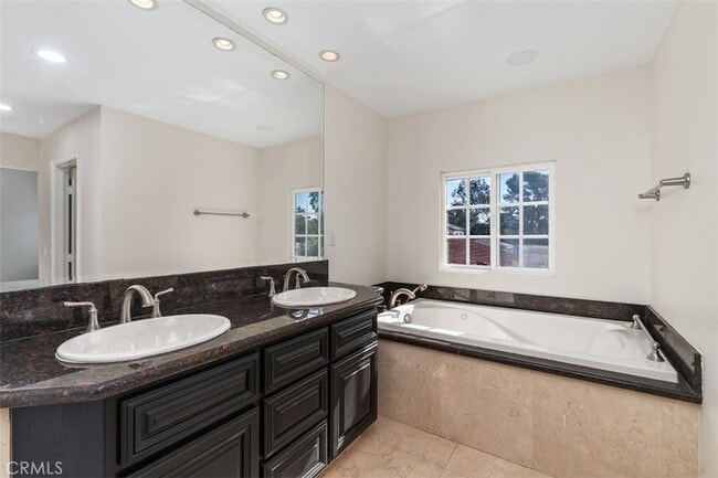 Building Photo - 2 Meadowsweet Way