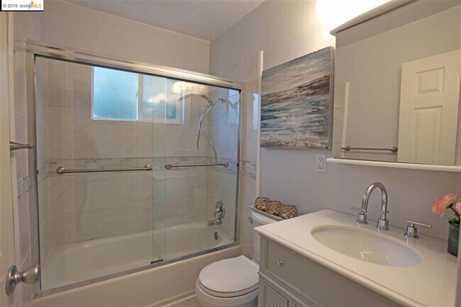 Building Photo - Clean/Remodeled 3 Bedroom 2 Bath with Large  Lot