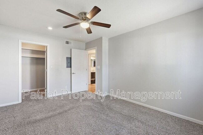 Building Photo - 1702 W Tuckey Ln