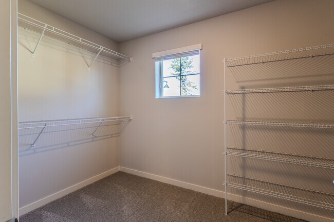 Building Photo - 6280 SE Genrosa St