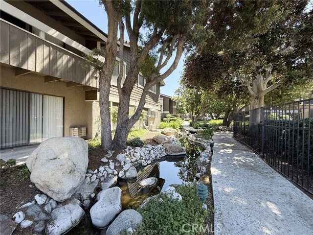 Building Photo - 231 Springview