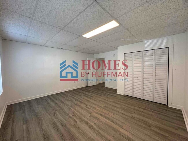 Building Photo - Downstairs One Bedroom | Duplex