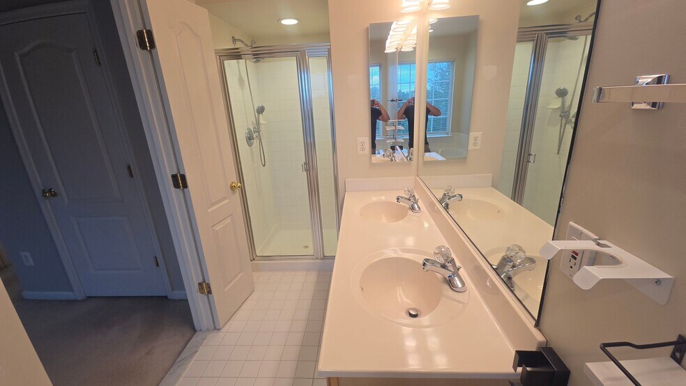 Building Photo - 13030 Park Crescent Cir