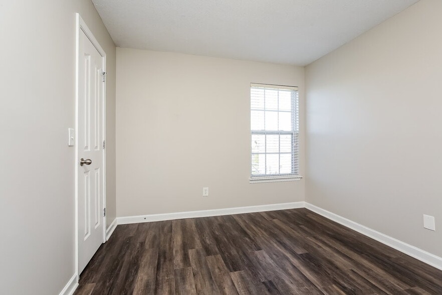 Building Photo - 172 Lyndhurst Dr