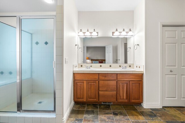 Building Photo - Single Level Gorgeous Awbrey Glen home!