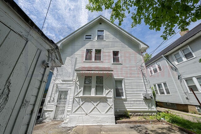 Building Photo - 3353 E 132nd St