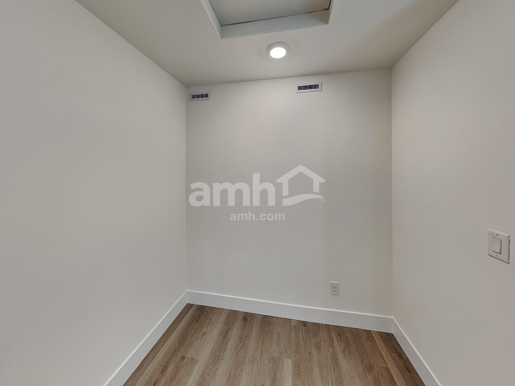 Building Photo - 7786 Hickory King Ave