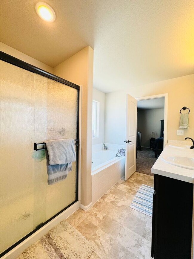 Building Photo - Spacious 3 bed/ 2.5 bath House In Severance