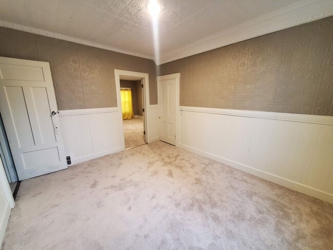 Building Photo - Large Single Family House Available Soon 3 Bed 1.5 Bath close to 490