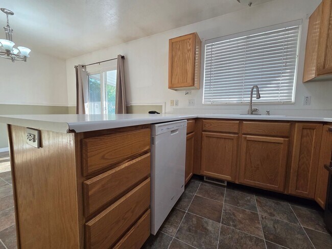 Building Photo - Charming Home in Woods Cross - Ready To Move!