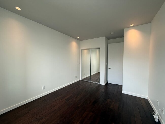 Building Photo - The contemporary residential unit townhouse