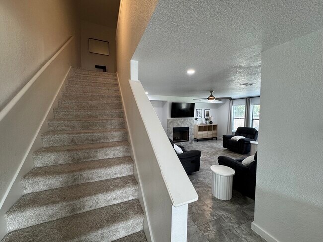 Building Photo - 191 Mistletoe Ln