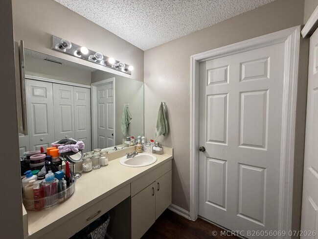 Building Photo - 13025 Meadowbreeze Dr
