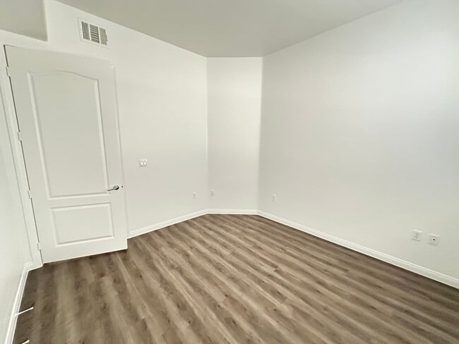 Building Photo - Guard Gated 2 Bed/2 Bath Condo w/Resort St...