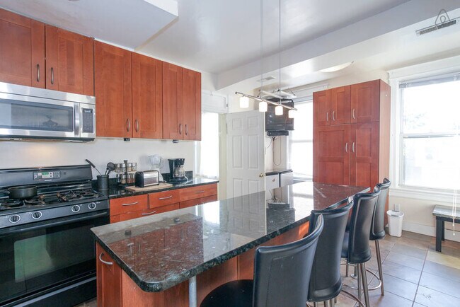 Building Photo - Private room in 6 bedroom Washington Apart...