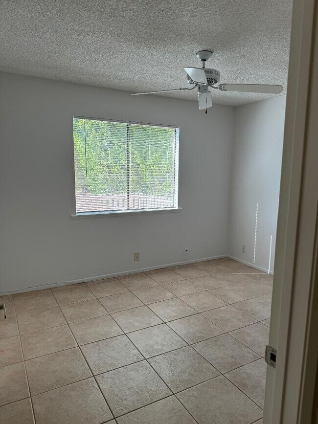 Building Photo - 40353 Sugar Bush Ct