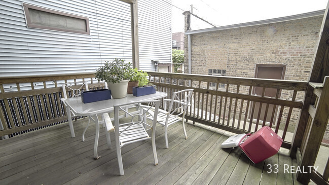 Building Photo - Great 2 bed 1 bath apartment with deck in ...