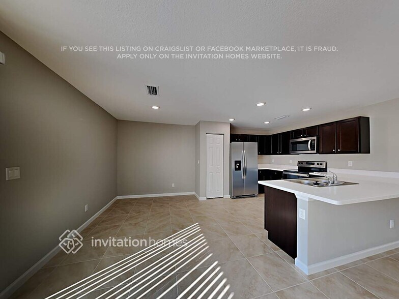 Building Photo - 244 SW Aubudon Ave