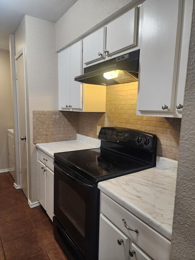 Building Photo - 5665 Birchmont Dr