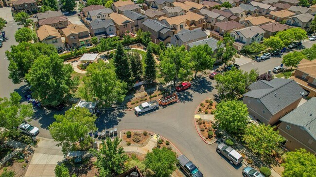 Building Photo - 3 BED 2.5 BATH TOWNHOME IN THE VILLAGES OF SHASTA VIEW GARDENS
