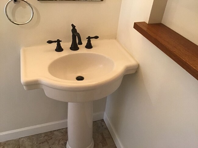 Building Photo - Modern, beautiful 3Bdrm, 2ba unfurnished i...