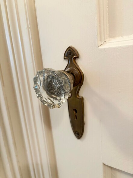 Building Photo - 19 W Main St