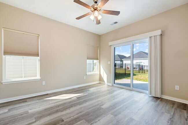 Building Photo - 867 Rosemary Ln