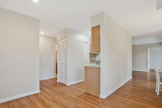 Building Photo - Coming Soon! 2 bedroom condo in Annapolis!