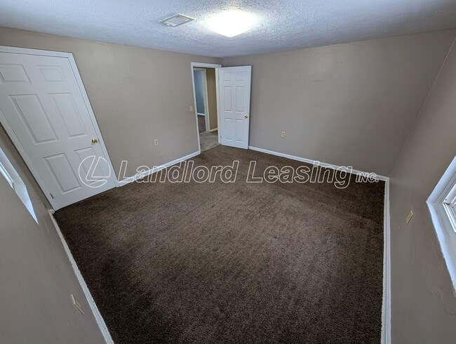 Building Photo - Charming Ranch with Fireplace, 2 Garages & Large Yard