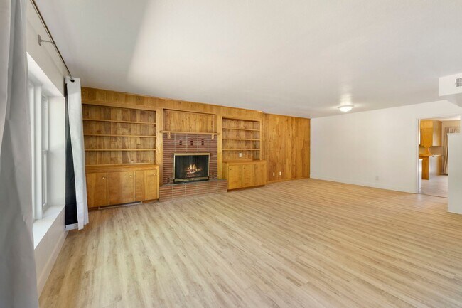Building Photo - Reburbished 3bd/2ba, 2,275 sq ft home in C...