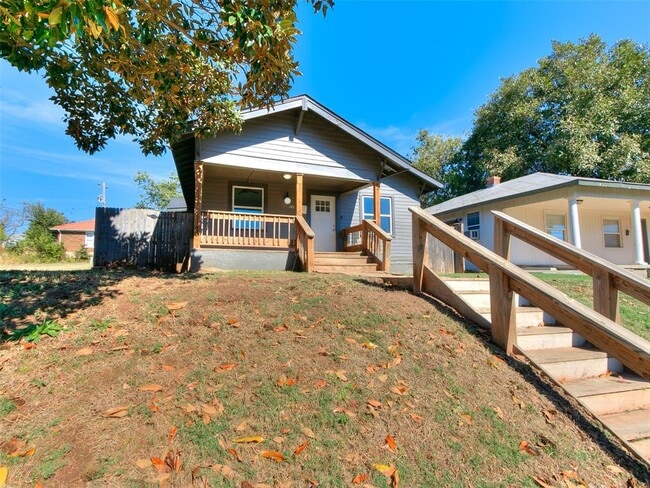 Building Photo - 1215 NW 8th St