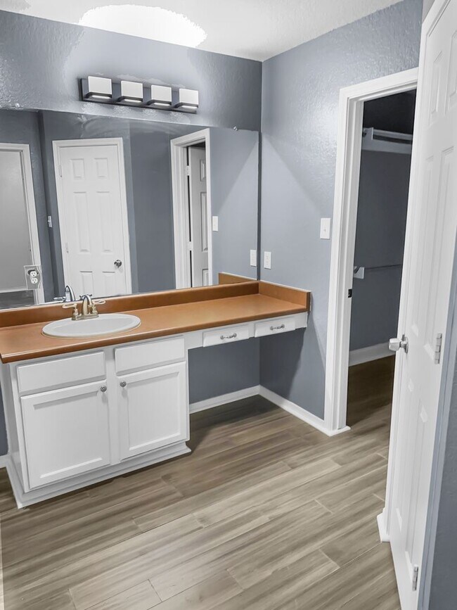 Building Photo - Immediate Move In Available