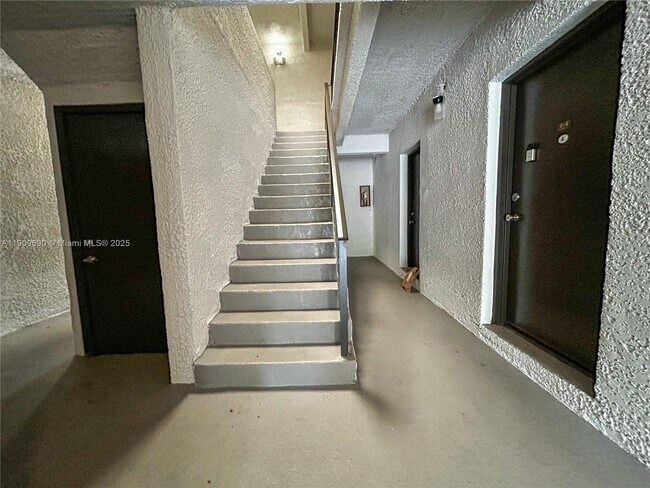 Building Photo - 10393 N Kendall Dr