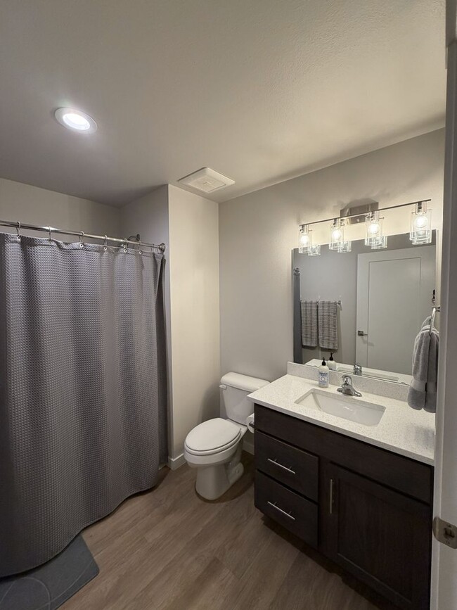 Building Photo - 920 E 4th Ave