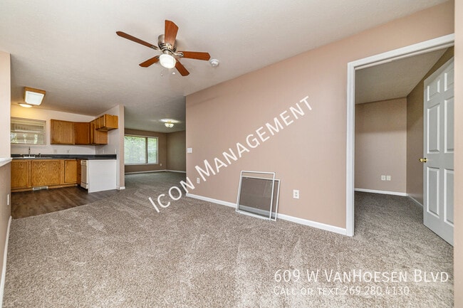 Building Photo - 609 W Van Hoesen Blvd