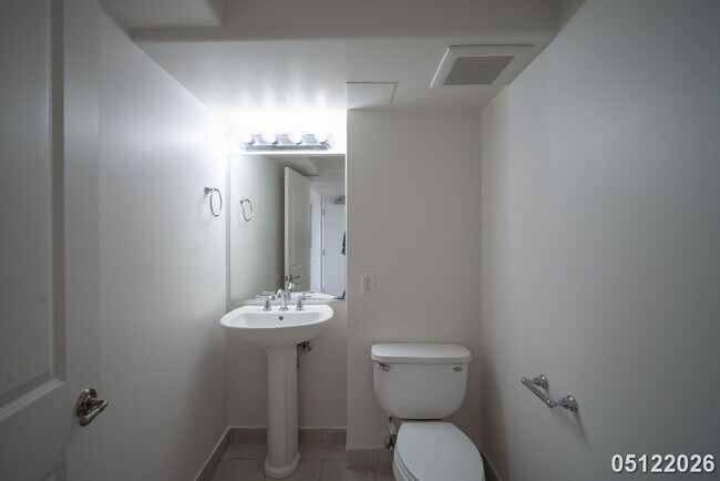 Building Photo - The Windsor, 1bd, 1.5ba, 1prking, Must See, Avail today!