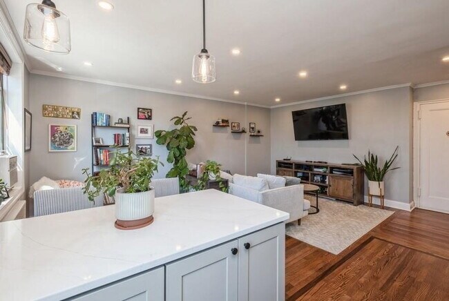 Building Photo - Comfortable and Spacious Rental Opportunity