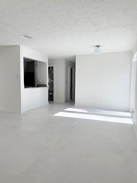 Building Photo - 2645 Riverland Dr