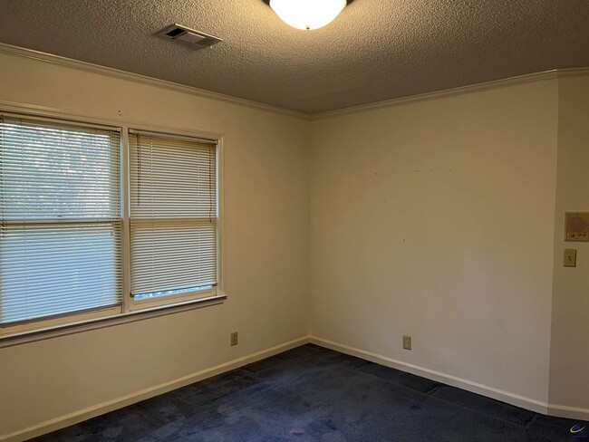 Building Photo - 136 River Knoll