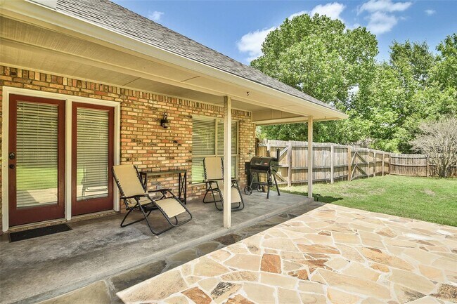 Building Photo - Beautiful Home on Mature Tree'd Lot  in We...