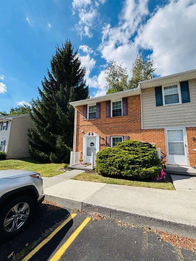 Building Photo - 2 Bedroom, 1.5 Bath Townhouse