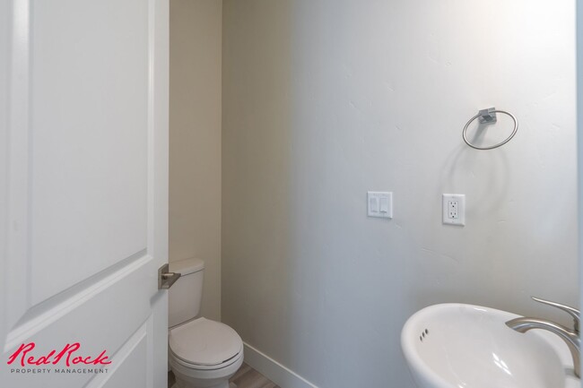 Building Photo - Hurricane Valley 3 Bedroom Townhome
