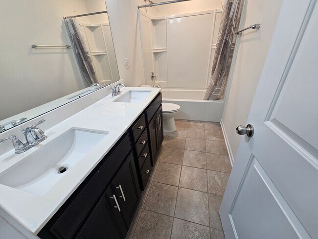 Building Photo - Well Maintained Large townhome in Steele Creek