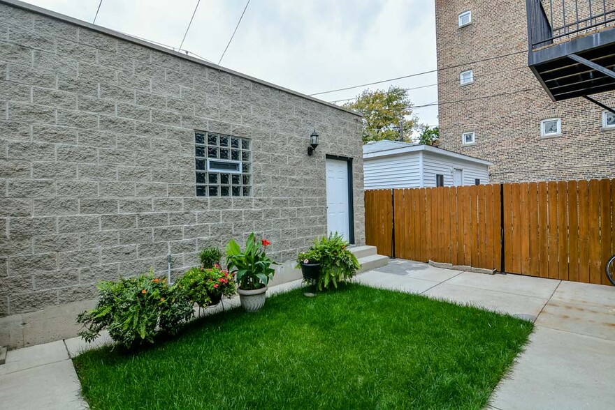 Building Photo - 938 N Washtenaw Ave
