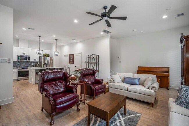 Building Photo - 6405 Highland Pine Ln