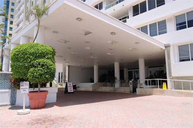 Building Photo - 5005 Collins Ave