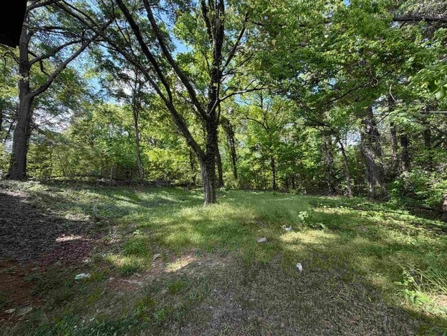 Building Photo - 8 E Brooks Rd