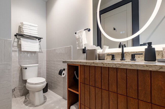 Building Photo - 1011 Canal St