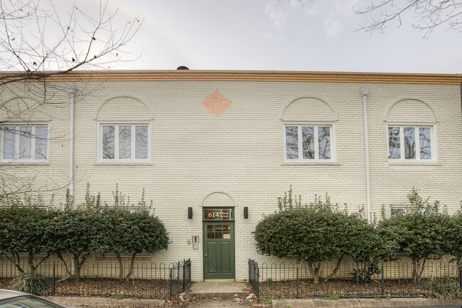 Building Photo - Lovely Lofted H Street Condo + Parking!