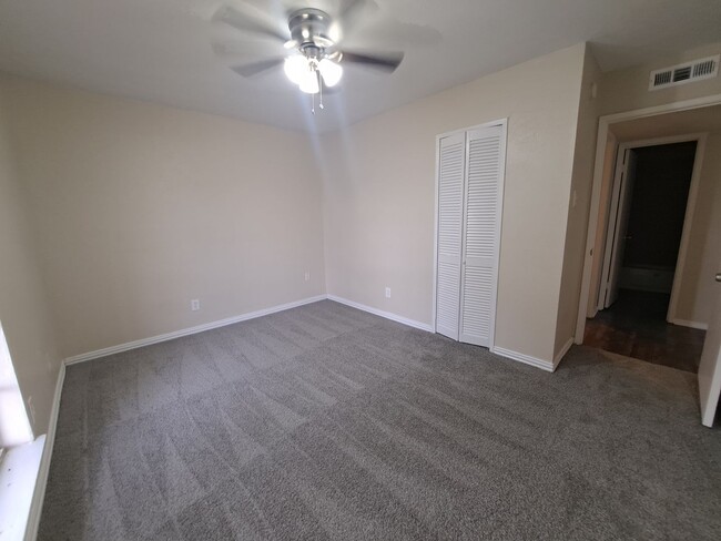 Building Photo - Move In Ready!  3/2/2 Great Location